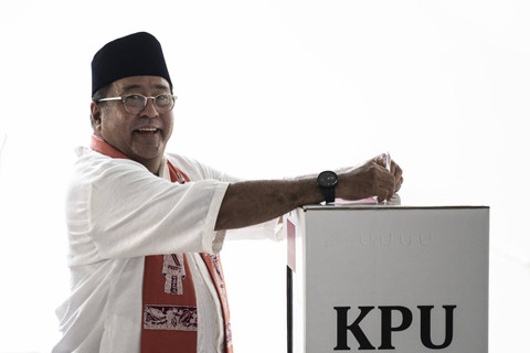 Calon Wakil Gubernur Jakarta nomor urut tiga Rano Karno (kiri) memasukkan surat suara ke kotak suara usai menggunakan hak pilihnya di TPS 065 Lebak Bulus, Cilandak, Jakarta, Rabu (27/11/2024). Foto: Aprillio Akbar/ANTARA FOTO