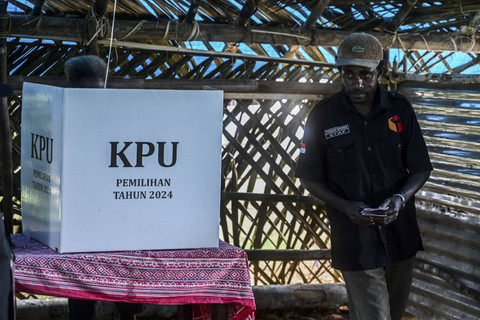 Seorang warga berjalan usai mencoblos surat suara Pilkada 2024 di salah satu TPS di wilayah masyarakat adat Knasaimos, Distrik Saifi, Kabupaten Sorong Selatan, Papua Barat Daya, Rabu (27/11/2024). Foto: Rivan Awal Lingga/ANTARA FOTO