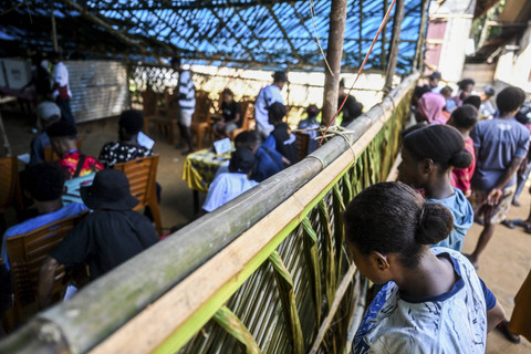 Sejumlah warga menunggu giliran memberikan hak suaranya dalam Pilkada 2024 di salah satu TPS di wilayah masyarakat adat Knasaimos, Distrik Saifi, Kabupaten Sorong Selatan, Papua Barat Daya, Rabu (27/11/2024). Foto: Rivan Awal Lingga/ANTARA FOTO