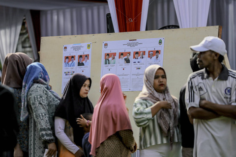 Sejumlah warga antre untuk gunakan hak suara dalam Pilkada 2024 di TPS 008, Desa Bojong Koneng, Kabupaten Bogor, Jawa Barat, Rabu (27/11/2024). Foto: Jamal Ramadhan/kumparan