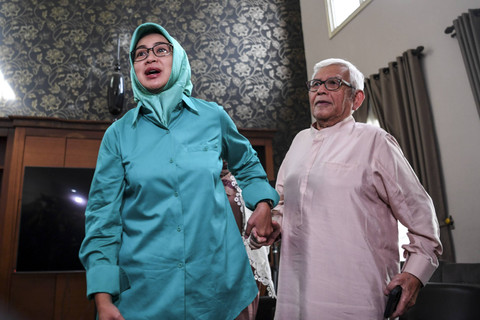 Calon Gubernur Banten Airin Rachmi Diany (kiri) berjabat tangan dengan kedua orang tuanya sebelum menggunakan hak suaranya di TPS 15 Sutera Narada, Alam Sutera, Tangerang Selatan, Banten, Rabu (27/11/2024). Foto: Galih Pradipta/ANTARA FOTO