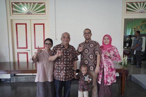 Wakil Gubernur Daerah Istimewa Yogyakarta, KGPAA Paku Alam X, bersama keluarga setelah memilih pada Pilkada 2024 di TPS 10 Puro Pakualaman, Yogyakarta, Rabu (27/11). Foto: Dok. Pemda DIY