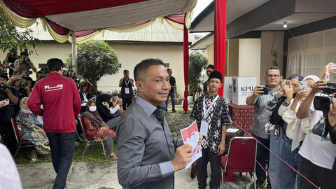Calon Gubernur Jakarta nomor urut 2 Dharma Pongrekun di TPS 31 Lebak Bulus, Jakarta Selatan.  Foto: Haya Syahira/kumparan