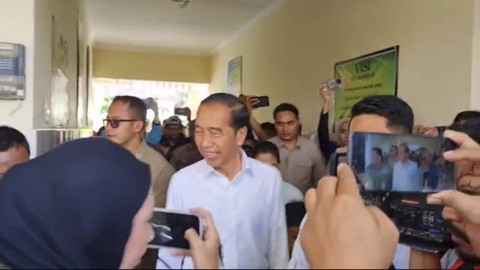 Jokowi Widodo dan Iriana mencoblos di TPS 12 Sumbe, Kec. Banjarsari, Kota Surakarta, Jawa Tengah, Rabu (27/11/2024). Foto: Dok. kumparan