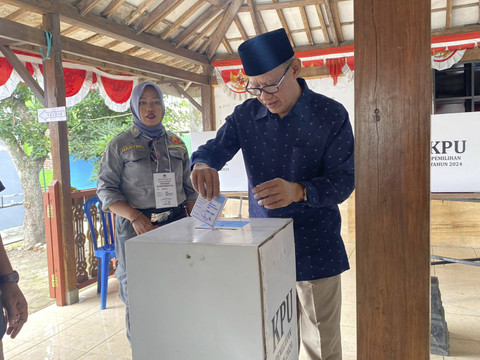 Ketua Umum Pimpinan Pusat (PP) Muhammadiyah, Haedar Nashir, menggunakan hak pilihnya di TPS 005 Rukeman, Dusun Gatak, Kalurahan Tamantirto, Kapanewon Kasihan, Kabupaten Bantul, Rabu (27/11/2024). Foto: Dok. PP Muhammadiyah