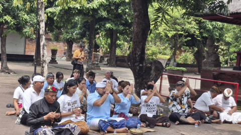 Momen De Gadjah dan keluarga doa bersama di Pura Tambang Badung, Rabu (27/11/2024). Foto: Denita BR Matondang/kumparan