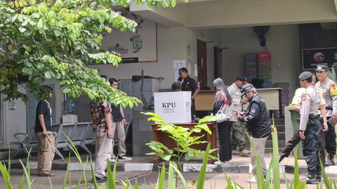 Petugas KPPS tiba di KPK jelang pencoblosan di Rutan KPK Gedung Merah Putih, Rabu (27/11/2024). Foto: Fadhil Pramudya/kumparan