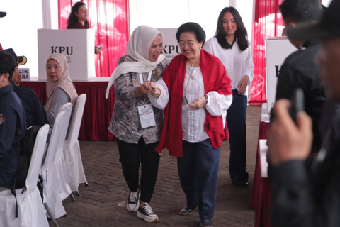Megawati Soekarnoputri menggunakan hak pilihnya di TPS 024, Kebagusan, Jakarta, Rabu (27/11/2024). Foto: Iqbal Firdaus/kumparan