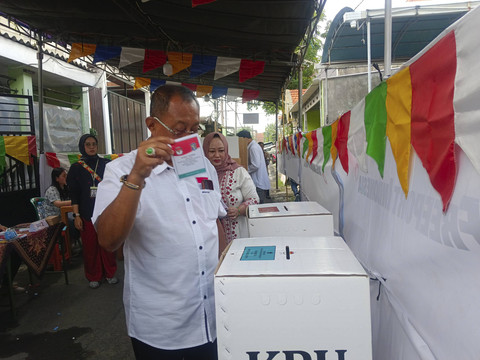 Calon Wakil Wali Kota Surabaya, Armuji, nyoblos di TPS 017, Kelurahan Ngagel Rejo, Kecamatan Wonokromo, Surabaya, Rabu (27/11/2024). Foto:  Farusma Okta Verdian/kumparan