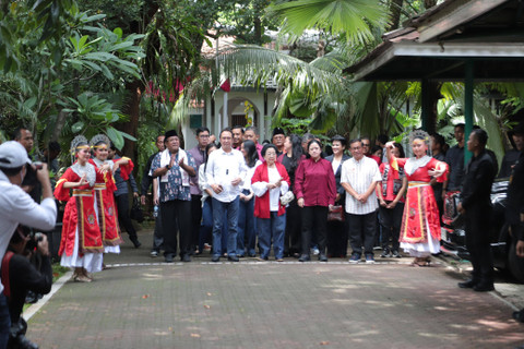 Megawati Soekarnoputri dan Puan Maharani menggunakan hak pilihnya di TPS 024, Kebagusan, Jakarta, Rabu (27/11/2024). Foto: Iqbal Firdaus/kumparan