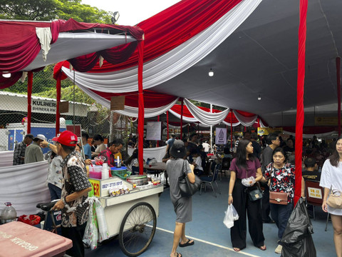 Suasana TPS dan Bazar makanan RW 012 Kel.Pegangsaan dua, Jakarta, Rabu (27/11/2024). Foto: Rayyan Farhansyah/kumparan