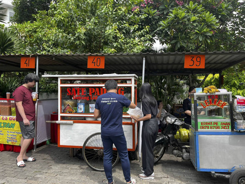 Suasana TPS dan Bazar makanan RW 012 Kel.Pegangsaan dua, Jakarta, Rabu (27/11/2024). Foto: Rayyan Farhansyah/kumparan