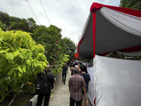 Suasana TPS dan Bazar makanan RW 012 Kel.Pegangsaan dua, Jakarta, Rabu (27/11/2024). Foto: Rayyan Farhansyah/kumparan