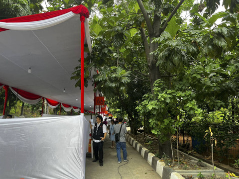 Suasana TPS dan Bazar makanan RW 012 Kel.Pegangsaan dua, Jakarta, Rabu (27/11/2024). Foto: Rayyan Farhansyah/kumparan
