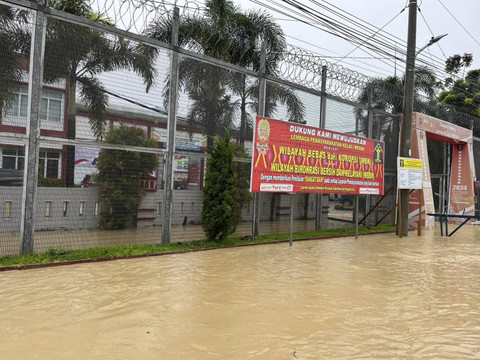 Kondisi banjir di kawasan Tanjung Gusta, Medan, Rabu (27/11/2024). Foto: Tri Vosa/kumparan
