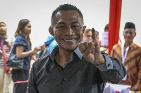 Calon Gubernur DKI Jakarta nomor urut 2 Dharma Pongrekun (kiri) menunjukkan jari kelingking yang sudah dicelup tinta usai menggunakan hak pilihnya dalam Pemilihan Kepala Daerah (Pilkada) di TPS 31 Lebak Bulus, Jakarta Selatan, Rabu (27/11/2024). Foto: Fauzan/ANTARA FOTO