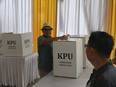 Calon Wakil Wali Kota Tangerang Selatan Pilar Saga Ichsan melakukan pencoblosan di TPS 15, Sutera Narada, Tangerang Selatan, Rabu, (27/11/2024).  Foto: Dok. Istimewa