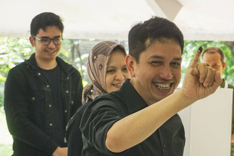 Calon Wakil Gubernur DKI Jakarta nomor urut 2 Kun Wardana (kanan) menunjukkan jarinya yang telah dicelup tinta usai mencoblos dalam Pilkada 2024 di TPS 30 Ciganjur, Jagakarsa, Jakarta Selatan, Rabu (24/11/2024). Foto: Aditya Nugroho/ANTARA FOTO