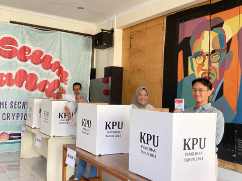 Calon Wali Kota Yogyakarta nomor urut 1, Heroe Poerwadi, bersama keluarganya saat mencoblos di TPS 01 Kotabaru, Rabu (27/11). Foto: Resti D/Pandangan Jogja