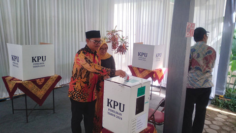 Calon Wali Kota Yogyakarta nomor urut 2, Hasto Wardoyo, bersama istrinya saat mencoblos di TPS 02 Giwangan, Rabu (27/11). Foto: Iqbal TWQ/Pandangan Jogja