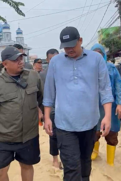 Bobby Nasution memantau kondisi banjir yang terjadi di Kota Medan, Rabu (27/11/2024). Foto: Tri Vosa/kumparan