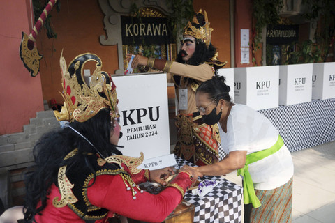 Anggota Kelompok Penyelenggara Pemungutan Suara (KPPS) berbusana tokoh Kurawa membantu warga saat Pilkada serentak 2024 di TPS 10 Banjar Blungbang, Desa Penarungan, Badung, Bali, Rabu (27/11/2024). Foto: Nyoman Hendra Wibowo/ANTARA FOTO