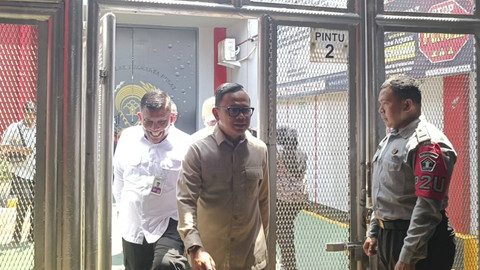 Wakil Menteri Dalam Negeri (Wamendagri) Bima Arya memantau TPS Khusus di Lembaga Pemasyarakatan (Lapas) dan Rumah Tahanan (Rutan) Salemba, Jakarta pusat, Rabu (27/11/2024). Foto: Zamachsyari/kumparan