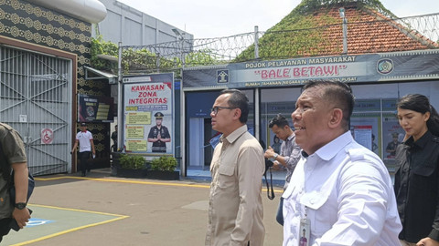 Wakil Menteri Dalam Negeri (Wamendagri) Bima Arya memantau TPS Khusus di Lembaga Pemasyarakatan (Lapas) dan Rumah Tahanan (Rutan) Salemba, Jakarta pusat, Rabu (27/11/2024). Foto: Zamachsyari/kumparan