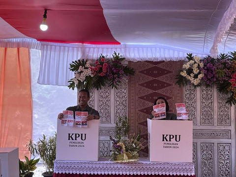 Calon Gubernur Jawa Tengah nomor urut 01 Andika Perkasa sang istri Diah Erwiany saat menggunakan hak pilihnya  di TPS 03 Lempongsari, Kota Semarang, Rabu (27/11/2024). Foto: Intan Alliva Khansa/kumparan