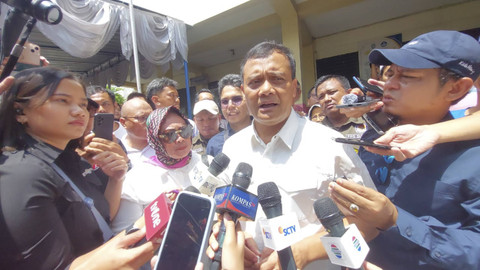 Cagub Jateng nomor urut 2 Ahmad Luthfi menggunakan hak pilihnya di TPS 1 Kelurahan Sumber, Kecamatan Banjarsari, Solo, Jawa Tengah, Rabu (27/11/2024). Foto: kumparan