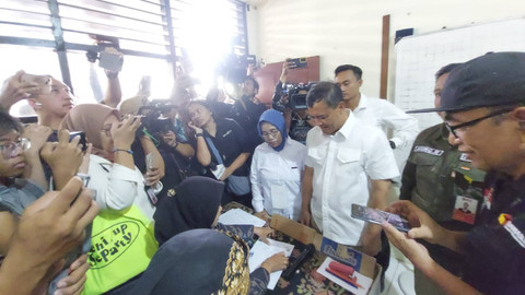 Cagub Jateng nomor urut 2 Ahmad Luthfi menggunakan hak pilihnya di TPS 1 Kelurahan Sumber, Kecamatan Banjarsari, Solo, Jawa Tengah, Rabu (27/11/2024). Foto: kumparan