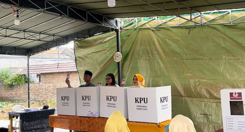 Anak mantan Gubernur Banten Ratu Atut Chosiyah, Andhika Hazrumy yang kini menjadi Calon Bupati Serang nomor urut 1 memberikan hak pilihnya di TPS 006 Komplek ABRI, Kecamatan Cipocok Jaya, Kota Serang, Banten pada Rabu (27/11). Foto: Dok. kumparan