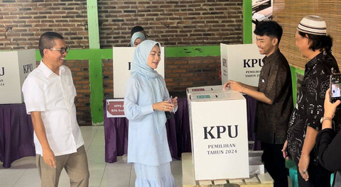 Calon Bupati Serang nomor urut 2, Ratu Zakiyah melakukan pencoblosan di TPS 19 Komplek Ciceri Permai, Kecamatan Serang, Kota Serang, Banten pada Rabu (27/11). Foto: Dok. kumparan