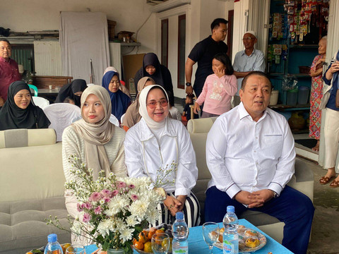 Arinal Djunaidi bersama istri Riana Sari  memberikan hak pilihnya di TPS 010 Kelurahan Sepang Jaya, Kecamatan Labuhan Ratu. | Foto: Sinta Yuliana/Lampung Geh