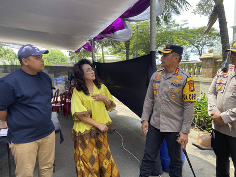 Kapolres Jakarta Barat Kombes M. Syahduddi meninjau TPS Jalan Mediterania Garden, Podomoro City, Jakarta Barat pada Rabu (27/11/2024).  Foto: Abid Raihan/kumparan