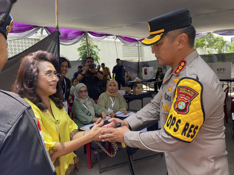 Kapolres Jakarta Barat Kombes M. Syahduddi meninjau TPS Jalan Mediterania Garden, Podomoro City, Jakarta Barat pada Rabu (27/11/2024).  Foto: Abid Raihan/kumparan