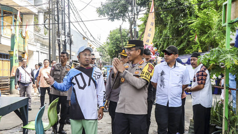 Kapolres Jakarta Timur Kombes Nicolas Ary Lilipaly meninjau TPS di Cakung Jakarta Timur pada Rabu (27/11/2024). Foto: Dok. Istimewa