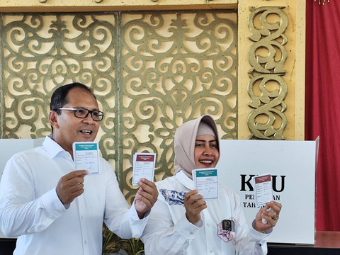 Moh Ramdhan 'Danny' Pomanto-Azhar Arsyad dan istri mencoblos di TPS 001, Kelurahan Maricayya Selatan, Kecamatan Mamajang, Kota Makassar, Rabu (27/11/2024) dok Istimewa