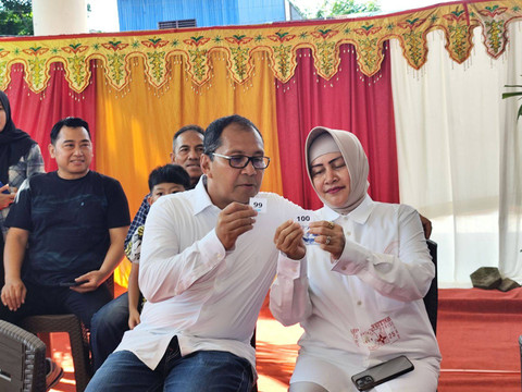 Moh Ramdhan 'Danny' Pomanto-Azhar Arsyad dan istri mencoblos di TPS 001, Kelurahan Maricayya Selatan, Kecamatan Mamajang, Kota Makassar, Rabu (27/11/2024) dok Istimewa
