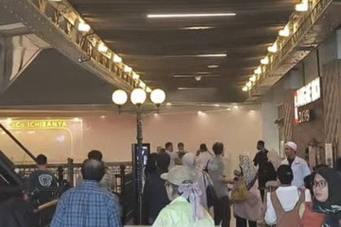 Kepulan asap tebal muncul dari sebuah restoran di Mal Grand Indone sia di Jakarta Pusat, Rabu (27/11). Foto: Dok. Sudin Gulkarmat Jakarta