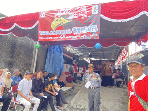 TPS 13 Ngampilan, Kota Yogya, usung tema sepak bola dalam Pilkada 2024. Foto: Resti Damayanti/Pandangan Jogja
