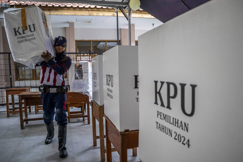 Petugas berkostum superhero membawa kotak suara di tempat pemungutan suara (TPS) 12 Pasir Kaliki, Kota Cimahi, Jawa Barat, Selasa (26/11/2024). Foto: Abdan Syakura/ANTARA FOTO