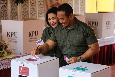 Calon Gubernur Jawa Tengah nomor urut 1 Andika Perkasa (kanan) bersama istri Diah Erwiany Trisnamurti Hendrati (kiri) memasukkan surat suara Pilkada 2024 ke dalam kotak suara di TPS 3 Lempongsari, Semarang, Jawa Tengah, Rabu (27/11/2024). Foto: Makna Zaezar/ANTARA FOTO