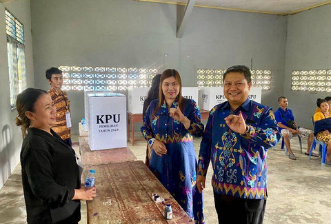 Wakil Bupati Sekadau, Subandrio, bersama istri memberikan hak suara di TPS 02 Bokak Subumbun. Foto: Dok. Istimewa