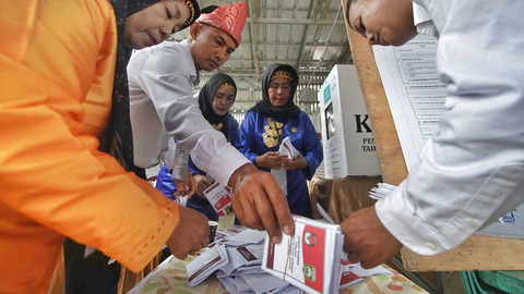 Anggota KPPS di TPS 5 Seberang Ulu 2 kompak mengenakan pakaian adat dalam proses pilkada di Kota Palembang, Rabu (27/11) Foto: ary priyanto/urban id