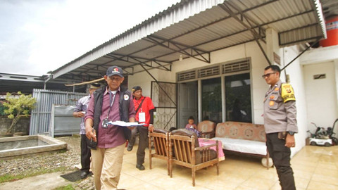 Anggota KPPS, Bawaslu dan Polsek Plaju Palembang usai mendatangi rumah warga yang melakukan pencoblosan surat suara pilkada di rumah lantaran menderita sakit, Rabu (27/11) Foto: ary priyanto/urban id