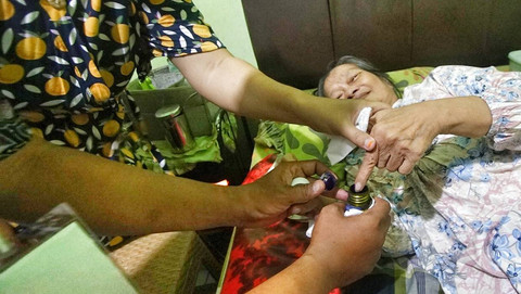 Seorang warga yang terbaring sakit usai melakukan pencoblosan surat suara dalam proses pilkada Kota Palembang, Rabu (27/11) Foto: ary priyanto/urban id