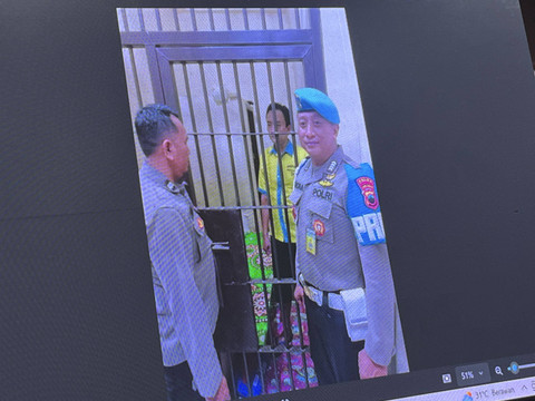 Polisi Saat menunjukan foto Aipda R dipenembak siswa SMK hingga tewas di Semarang di dalam tahanan. Foto: Intan Alliva Khansa/kumparan