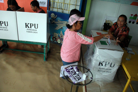 Warga memasukkan kertas suara ke dalam kotak suara usai saat menggunakan hak pilihnya di TPS 9 Kelurahan Tanjung Gusta, Medan Helvetia, Medan, Sumatera Utara, Rabu (27/11/2024). Foto: Yudi Manar/ ANTARA FOTO
