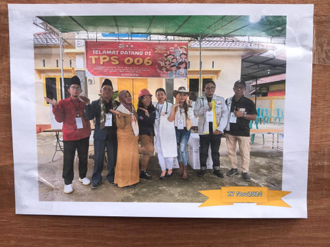 Petugas KPPS menggunakan seragam berbagai profesi. Foto: Ferla/Hi!Pontianak